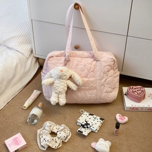 Sac de voyage matelassé rose à motifs cœurs avec charm lapin en peluche blanc doux