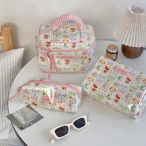 Vue détaillée de l'ensemble de 3 trousses à maquillage fleuries en tissu imperméable