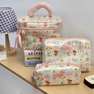 Lot de trois trousses de maquillage à fleurs avec motifs d'ours et rubans roses soyeux
