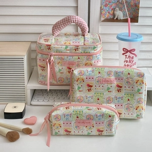 Ensemble de trois trousses de toilette à fleurs et bordure rose pour le voyage