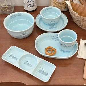 Vue détaillée d'un service de table en céramique bleu clair avec finition mate et texte