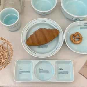 Vue détaillée du service de table en céramique bleu clair avec imprimés sur tissu doux