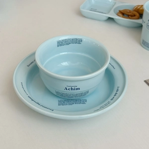 Vue détaillée du bol à céréales et de l'assiette bleu clair avec typographie noire élégante