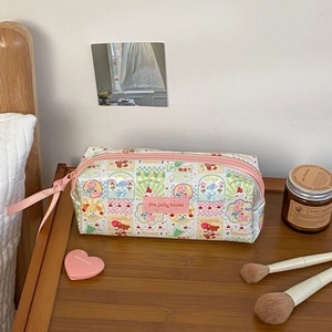Détail de la trousse fleurie imperméable avec motifs de lapins et de fête joyeuse