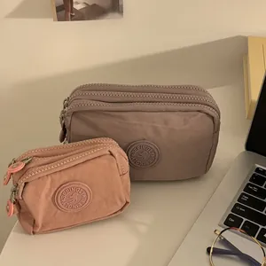 Vue détaillée de pochettes en tissu rose et violet à plusieurs couches sur un bureau