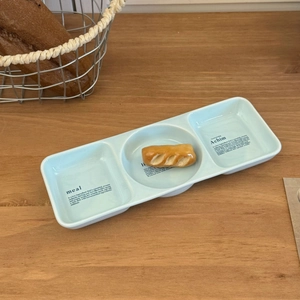 Gros plan d'une assiette de petit-déjeuner en céramique bleu clair à trois compartiments
