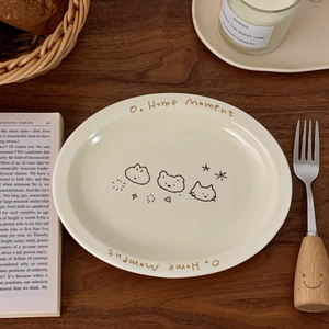 Cremeweißer Keramikteller oval mit handgezeichneten Katzen- und Bärenmotiven für Frühstück