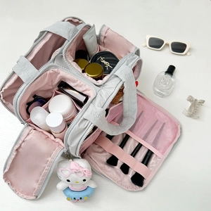 Grande trousse de maquillage grise avec compartiments internes et doublure rose