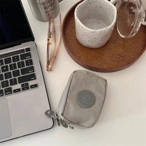 Portefeuille en tissu gris sur bureau blanc avec ordinateur pour un plan de détail