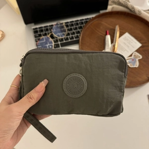 Pochette dragonne en nylon vert olive avec logo circulaire et zip métallique robuste