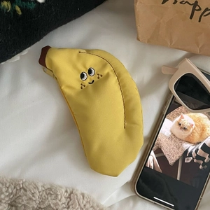 Détail du mignon porte-monnaie banane avec broderie visage et fermeture éclair
