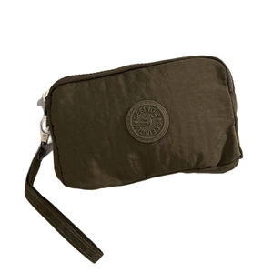 Pochette en tissu vert olive avec fermeture éclair triple couche et dragonne amovible