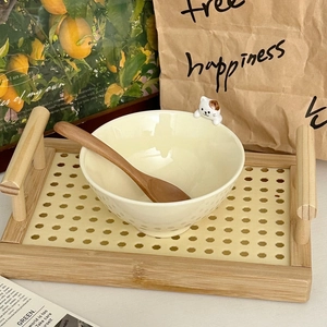 Vue détaillée d'un bol en céramique avec figurine de chat 3D et cuillère en bois