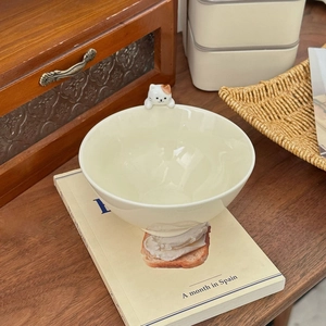 Détail d'un bol en céramique crème avec un chat 3D mignon endormi sur le rebord