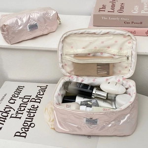 Rosa gesteppte Kosmetiktaschen mit Schleifenmuster und gepunktetem Innenfutter im Set