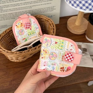 Détail de mini-porte-monnaie de dessin animé coloré avec fermeture à bouton et motif fête
