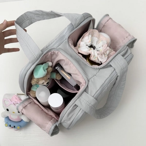 Trousse de maquillage matelassée grise avec doublure rose et intérieur multi-compartiments