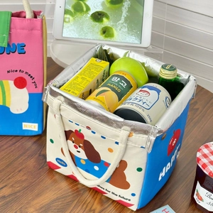Detail showing high-capacity insulated lunch bag with thick aluminum foil lining and cute print