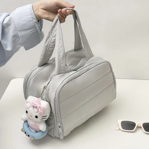 Trousse à maquillage en nylon gris matelassé avec double poignée et zip de voyage