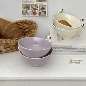 Japanese style ceramic cat bowl in purple and white with relief 3D kitten figurine