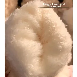 Λεπτομέρεια της μαλακής επένδυσης fleece στα χειμερινά γάντια με θέμα γάτας