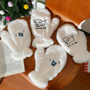 Moufles en peluche blanche avec broderie chien sur fond en bois chaleureux
