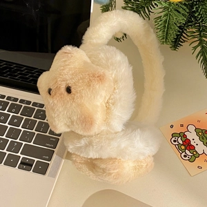 Dettaglio ravvicinato di paraorecchie in peluche a forma di stella su una scrivania