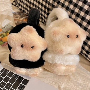 Vista dettagliata di paraorecchie in peluche a forma di stella neri e bianchi, soffice pelo