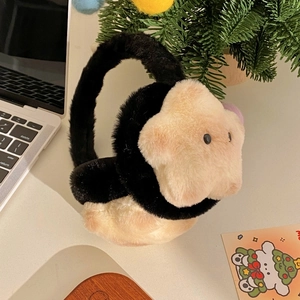 Dettaglio di paraorecchie in peluche a forma di stella su scrivania con decorazioni