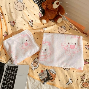 Dettaglio di coperte in pile di corallo bianco con stampe di gatti rosa dei cartoni animati