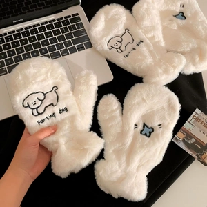 Détails de moufles en peluche avec broderie de chien rigolo et décoration de nœud bleu