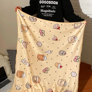 Dettaglio coperta in pile corallo giallo con simpatiche stampe di orsetti e fragole a fumetti