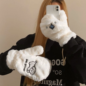 Détail de mitaines en peluche blanche avec broderie chiot mignon et texture douce et épaisse