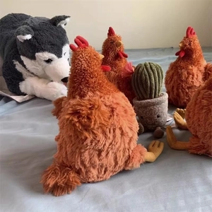 Détail de peluches coq et cactus montrant des traits de visage brodés très soyeux