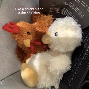 Gros plan de peluches poussin et caneton douces avec des textures moelleuses