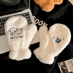 Vue détaillée de moufles blanches en peluche avec motif chien et texture douce chaude