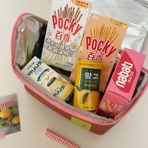 Detail view of the spacious lunch bag interior with insulated aluminum foil lining