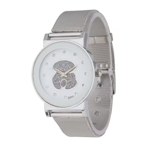Montre pour femme en maille argentée avec motif d'ours étincelant et cadran blanc épuré