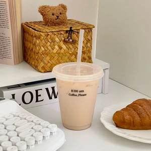 Detailansicht des gefrosteten Kaffeebechers mit Spruch und Strohhalm im modernen Stil