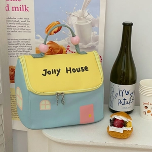 Detailed shot of Jolly House insulated lunch bag with 3D house roof and bead handles