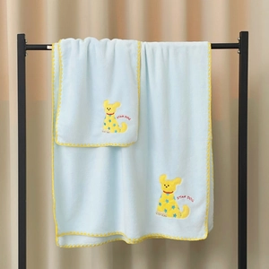 Detail von hellblauem Korallenvlies-Badetuch-Set mit gelben Wellenkanten und Hunde-Stickerei