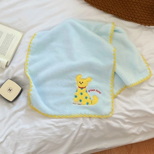 Detail eines hellblauen Korallenvlies-Handtuchs mit Star Dog Stickerei und Wellenrand