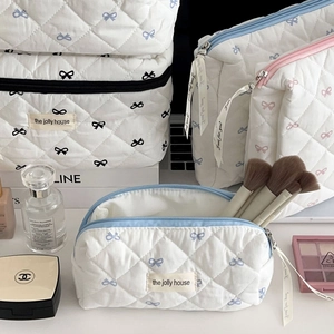 Trousse de maquillage matelassée avec nœuds colorés et ruban blanc décoratif