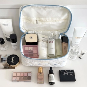 Trousse de maquillage matelassée blanche avec nœuds bleus et compartiment filet spacieux