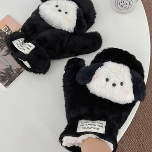 Détail des gants en peluche chien de dessin animé avec fourrure blanche et épaisse
