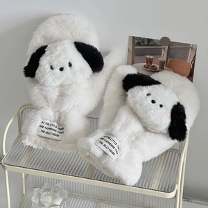 Détail de chaussons en peluche chien de dessin animé avec fausse fourrure douce et étiquette