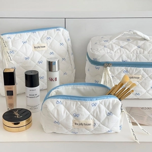 Lot de trois trousses à maquillage matelassées avec broderies de nœuds bleus élégants