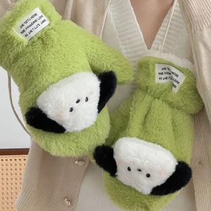 Détail de mitaines de chien de dessin animé vert peluche avec fausse fourrure et étiquette