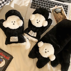 Detailaufnahme der flauschigen Zeichentrick-Welpen-Winterhandschuhe und Schal-Set in Schwarz-Weiß