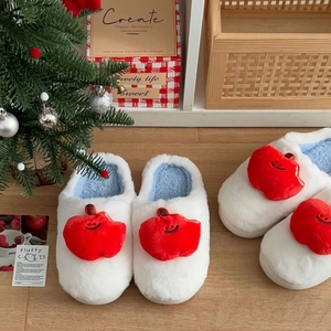 Pantoufles blanches en peluche avec motif pomme mignonne et doublure en fourrure bleue
